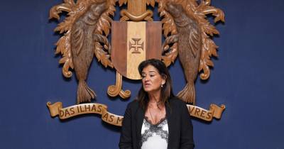 A primeira edição destaca a composição do parlamento e a eleição da primeira mulher como presidente.