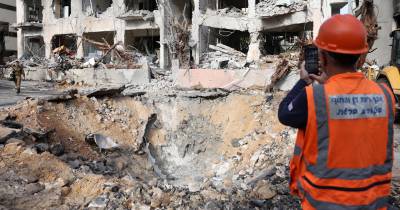 epa12786366 Emergency services personnel inspect the damage at the scene of a building that was struck by an Iranian missile in Tel Aviv, Israel, 01 March 2026. The Israeli military reported on 28 February it detected missiles launched from Iran following earlier Israeli and US strikes on Iran. Sirens were activated across several parts of the country in response. EPA/ABIR SULTAN