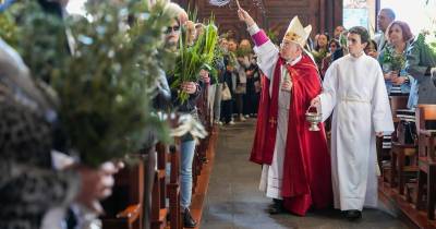 Domingo de Ramos: fiéis enchem Igreja do Colégio (com fotos)