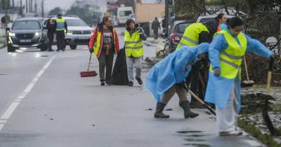 Voluntários ajudam nas limpezas dos detritos nas ruas da Marinha Grande.