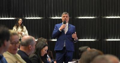 Duarte Sumares defendeu que os madeirenses devem sentir orgulho no percurso alcançado, dirigindo-se em particular aos alunos presentes na sessão para que valorizem a sua origem e identidade.