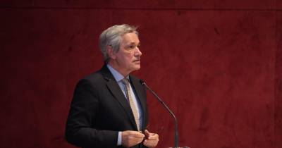 “Até 2015, a Madeira vivia a sua economia sobretudo assente em investimentos e obras públicas e no setor da construção civil. Hoje mudamos de paradigma e vivemos sobretudo de investimento privado”, disse José Manuel Rodrigues.
