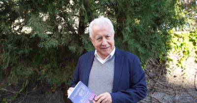 Arlindo Oliveira, antigo deputado, é engenheiro civil e depois da reforma passou a interessar-se pela Física e pelo estudo do Universo. Destas vivências nasceu também o poeta.