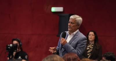 A Miguel Viveiros, respondeu que as críticas da oposição têm sido “construtivas”.