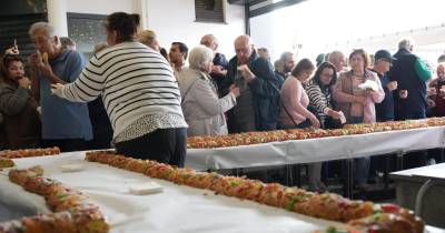 Com cerca de 180 metros de comprimento e 250 quilos, o tradicional bolo está a ser distribuído ao público, acompanhado da habitual ginja servida em copos de chocolate, numa iniciativa que voltou a mobilizar a população local e visitantes.