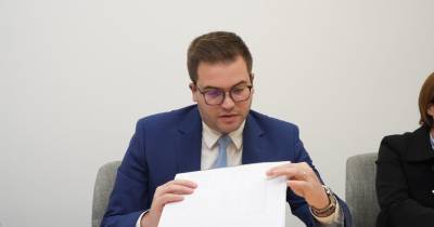 Sobre a intervenção junto à rotunda, na frente-mar, António Gonçalves esclareceu que se trata “de uma obra do Governo Regional destinada à proteção do muro da via expresso”.