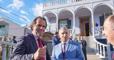 Ricardo Silva, aqui acompanhado pelo Presidente do Governo, defende maior participação da sociedade na área social.