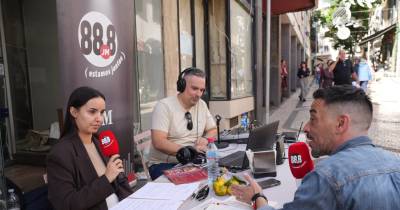 Nesta primeira emissão, a rádio JM marca presença na Rua das Queimadas, Rua do Bispo, Rua João Tavira e Rua Câmara Pestana, dando voz aos comerciantes e aos clientes que já vivem o espírito natalício.