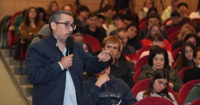 “Os jovens são o futuro disto, mas os adultos e idosos também”, afirmou, defendendo uma maior ligação entre a política regional e os problemas reais sentidos diariamente pela população.