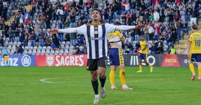 Daniel Penha festeja o 2-1 para o Nacional.