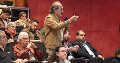 “Não é preciso fazer expropriações de terrenos como acontece com campos de golfe”, referiu o membro do público, almejando uma marina de investimento privado.