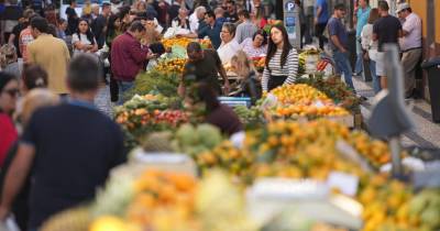 Rua Latino Coelho vai ficando composta ao entardecer deste 23 de dezembro.