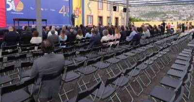 Largas dezenas de lugares vazios saltam à vista na cerimónia com o Presidente da República