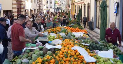 Madeirenses e visitantes aproveitaram o início do dia para adquirir produtos frescos, frutas, legumes e flores, preparando-se para uma das noites mais emblemáticas do calendário natalício regional.