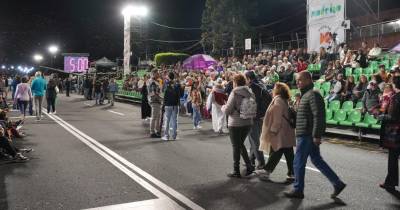 Milhares de pessoas aguardam desfile alegórico (com fotos)