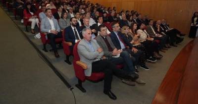 A sessão, com casa cheia, acontece no auditório do Centro Cultural John dos Passos.