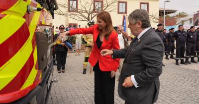 Bombeiros do Porto Santo recebem ambulância e viatura de combate a incêndios urbanos