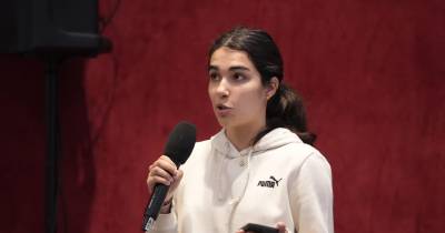 Parlamento na Comunidade: Jovem queixa-se de falta de condições nas escolas e desporto, pedindo igualdade em relação aos outros concelhos