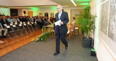 “Renovação e continuidade”, são as palavras de Manuel Baeta, que pede que todos contribuam “para o engrandecimento” deste concelho e atesta que termina estes quatro anos com o sentimento de “dever cumprido”, expressando o seu agradecimento a todos os deputados municipais e aos munícipes da Calheta “pela confiança” e pelo “respeito demonstrado”.