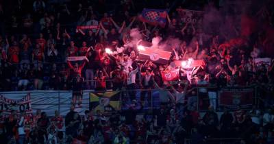 Duas centenas de adeptos do Benfica entraram no centro de estágios do Seixal