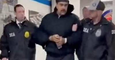 Imagens e vídeos divulgados pela Casa Branca aparentam mostrar Maduro algemado e escoltado por agentes da Administração de Repressão às Drogas dos Estados Unidos (DEA) num corredor de uma instalação em Nova Iorque, onde o líder venezuelano se encontra sob custódia federal.