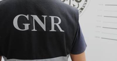 O homem foi detido pela GNR na posse de arma de fogo e de armas brancas.