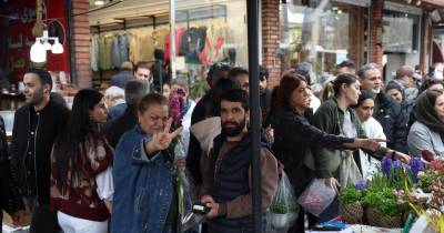 Apesar da guerra, os iranianos prosseguem com as comemorações do Ano Novo Persa (Nowruz).