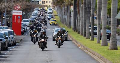 O desfile de motas reuniu cerca de uma centena de participantes.