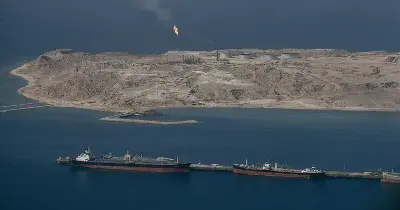 Irão: Navio porta-contentores atingido por projétil perto do Estreito de Ormuz