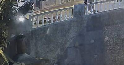 Imagem mostra moto no chão e a viatura ao lado.