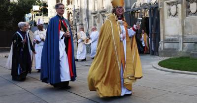 A entronização da ex-enfermeira oncológica, de 63 anos, que se tornou sacerdote aos 40 anos, decorreu na catedral de Cantuária, na presença do príncipe William e da mulher, princesa Catherine.