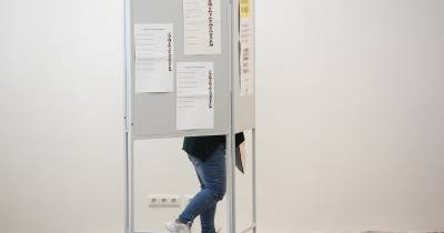 Nestes casos, a votação acontece entre 05 e 08 de janeiro, de acordo com o Portal do Eleitor, devendo os inscritos aguardar, “em dia e hora previamente anunciados, a presença do presidente da Câmara Municipal, ou do seu representante”, no estabelecimento hospitalar ou prisional, para exercer o seu direito de voto.