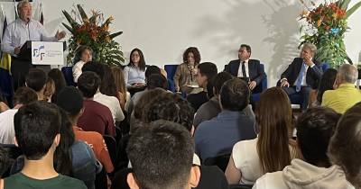 Rui Abreu falou sobre a madeirensidade na Escola Francisco Franco.