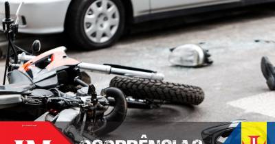 Homem ferido em colisão entre mota e carro na Rua do Comboio