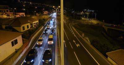 De acordo com informações dos Bombeiros Sapadores de Santa Cruz, o alerta foi dado às 00h35 para uma colisão rodoviária naquele troço da via. À chegada ao local, as equipas confirmaram a existência de três vítimas, nenhuma delas encarcerada, tendo sido realizada a estabilização do cenário e a criação de corredores de segurança.