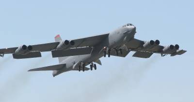 Bombardeiro B-52 despenha-se após descolagem de base militar dos EUA; oito mortos