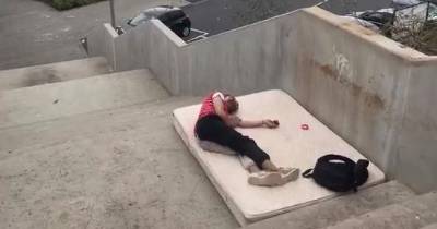 Pernoita em escadaria na Nazaré gera inquietação entre transeuntes (com vídeo)