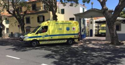 Ambulância da Cruz Vermelha Portuguesa transportou vítima para o hospital.