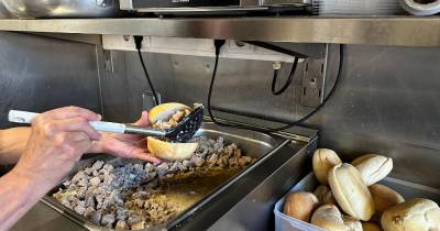 Sandes de carne de vinha d’alhos estão a sair desde as primeiras horas da manhã deste sábado.