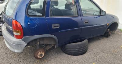 Ladrões levaram os quatro pneus e jantes.