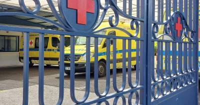 Instalações da Delegação da Madeira da Cruz Vermelha Portuguesa com ambulâncias.