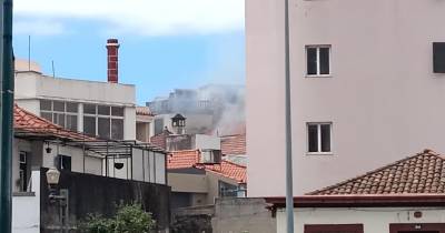Funchal: Voluntários Madeirenses combatem incêndio em prédio na rua das Mercês