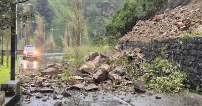 Derrocada encerra estrada em São Vicente