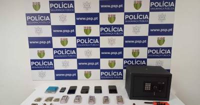 Todos os objetos e produtos foram apreendidos e remetidos ao Tribunal à ordem do processo como meio de prova do crime de tráfico.