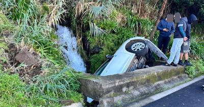 Viatura cai num buraco da queda de água na Ponta Delgada