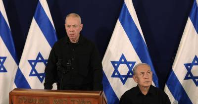 epa10945794 Israel's Prime Minister Benjamin Netanyahu (R) and Defense Minister Yoav Gallant (L) address a press conference in The Kirya military base in Tel Aviv, Israel, 28 October 2023. EPA/ABIR SULTAN / POOL