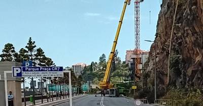 Via esteve interrompida ao trânsito automóvel devido a trabalhos na escarpa.