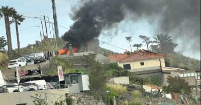 Viatura ficou destruída pelo fogo.