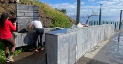 Duas turistas no banho matinal em pleno Miradouro do Guindaste.
