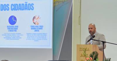 Sérgio Gonçalves esteve no liceu Jaime Moniz para debater sobre o orçamento europeu